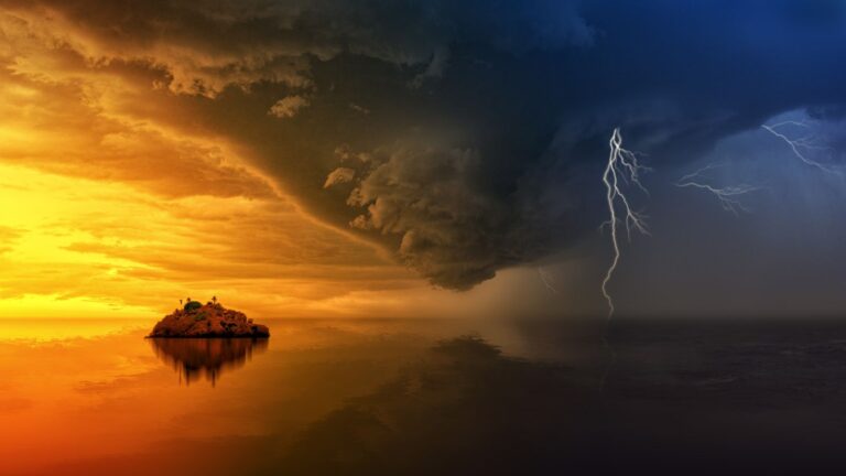 Cloudy sky and changing weather, representing seasonal drift and its effect on marketing budget allocation.