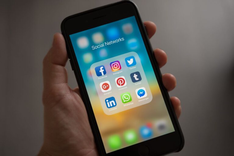 A person holding a smartphone, representing the connection between a physical customer moment and a digital continuation through WhatsApp, QR, or a landing page.